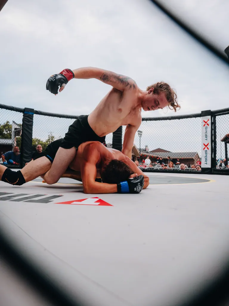 Nathan Johnson landing ground and pound at his debut, LFS Middletown Mayhem